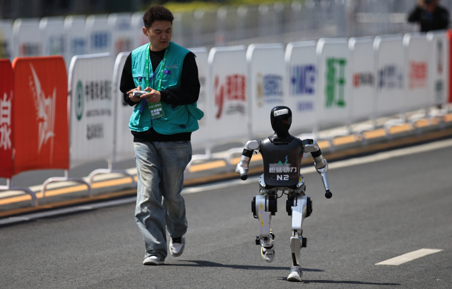 Πρώτος στον κόσμο ημιμαραθώνιος ρομπότ με ανθρώπους - Απίστευτο ποιοι νίκησαν (βίντεο)