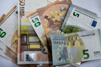 Αλαλούμ με το έκτακτο επίδομα καλοκαιριού 200 ευρώ, τι θα γίνει με την επιταγή ακρίβειας