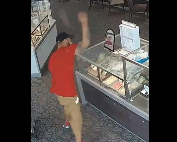 Ληστής για...κλάματα: Τον «τσάκωσε» να σπάει κοσμηματοπωλείο και τον κυνήγησε με το σκουπόξυλο (Βίντεο)