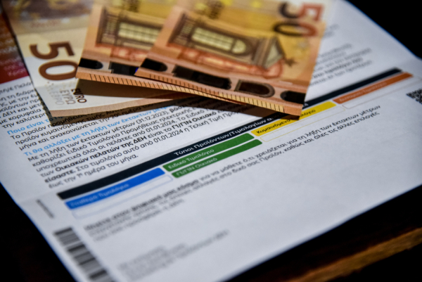 Καταργείται χρωματιστό τιμολόγιο ρεύματος - «Ακριβαίνουν» τα πράσινα