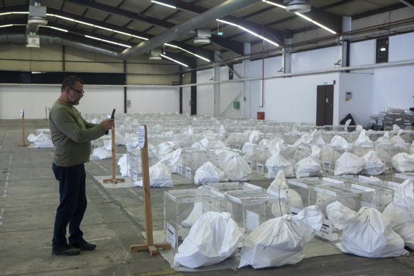 Ευρωεκλογές χωρίς Ευρώπη, αλλά με ...Πίνατ, Φάρλι και Tik Tok