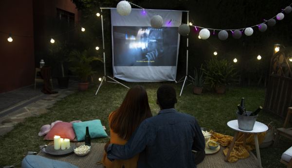 Σαββατοκύριακο χωρίς πορτοφόλι με θερινό σινεμά, γεύσεις Ελλάδας και θέατρο δίπλα στη θάλασσα