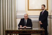 Το ξήλωμα του κυβερνητικού πουλόβερ