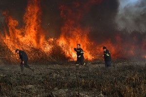 Για τρίτη ημέρα εκτός ελέγχου η φωτιά στα Κύθηρα