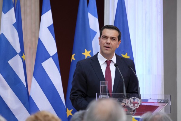 Βολές για την «γραβάτα» Τσίπρα από την αντιπολίτευση