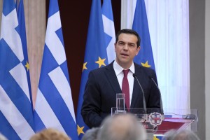 Βολές για την «γραβάτα» Τσίπρα από την αντιπολίτευση