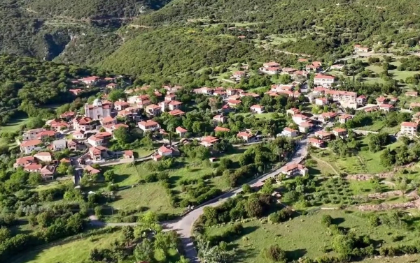 Αυτό το μικροσκοπικό χωριό της ορεινής Αρκαδίας έχει τις πιο μεγάλες ομορφιές