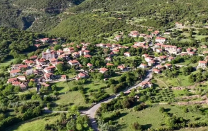 Αυτό το μικροσκοπικό χωριό της ορεινής Αρκαδίας έχει τις πιο μεγάλες ομορφιές