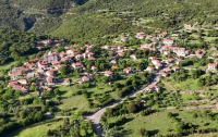 Αυτό το μικροσκοπικό χωριό της ορεινής Αρκαδίας έχει τις πιο μεγάλες ομορφιές