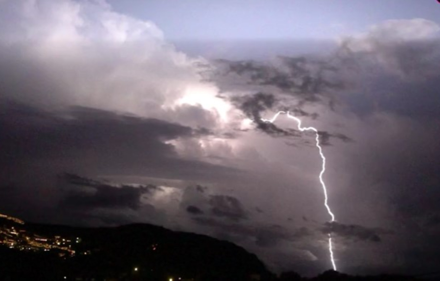 Μύκονος: Δεκάδες κεραυνοί «έσκισαν» τον ουρανό - Εντυπωσιακό βίντεο