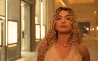Eurovision 2026: Η Antigoni έφτασε στη Βιέννη – Η φωτογραφία με τα λούτρινα στο αεροπλάνο