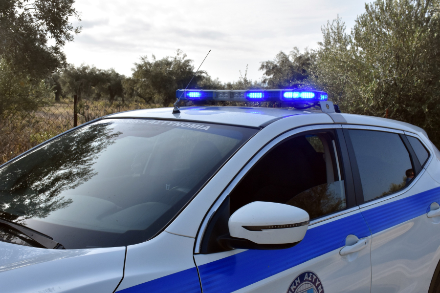 Συναγερμός στο Κρυονέρι: Άνδρας απειλεί να αυτοκτονήσει