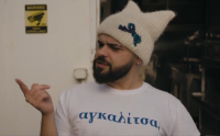 Ο Akylas… ηθοποιός: Στιγμιότυπα από την εμφάνισή του σε σειρά της ΕΡΤ (Βίντεο)