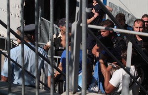 Προσλήψεις για έως και 6 χρόνια με κατεπείγουσες διαδικασίες στο υπ. Μετανάστευσης