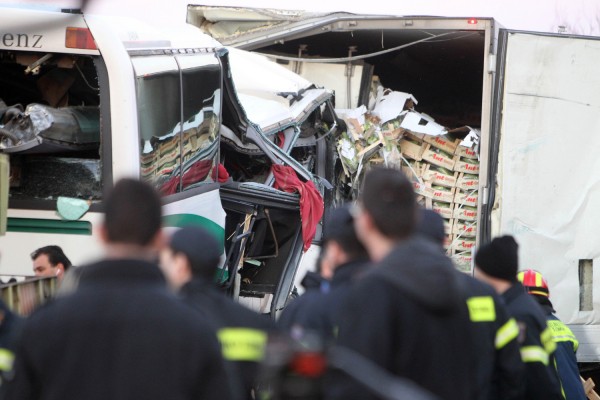 Νταλίκα στην Νάουσα παρέσυρε πέντε αυτοκίνητα (vid)
