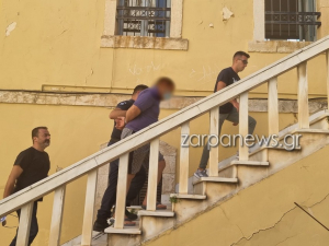 Ξυλοδαρμός 17χρονης από τον πατέρα της: «Έπρεπε, συμβαίνουν αυτά» λέει ο παππούς της