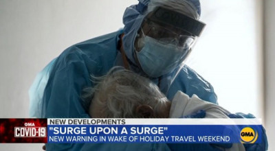 Γιατρός αγκαλιάζει ηλικιωμένο ασθενή, η συγκλονιστική φωτογραφία που κάνει τον γύρο του κόσμου (pic)