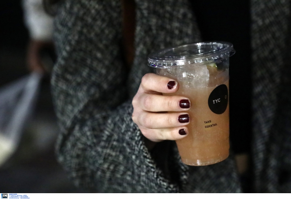 Οι αυξήσεις στον καφέ φέρνουν... τάπερ και θερμός στο γραφείο, ο φόβος για ανεργία στα delivery (βίντεο)