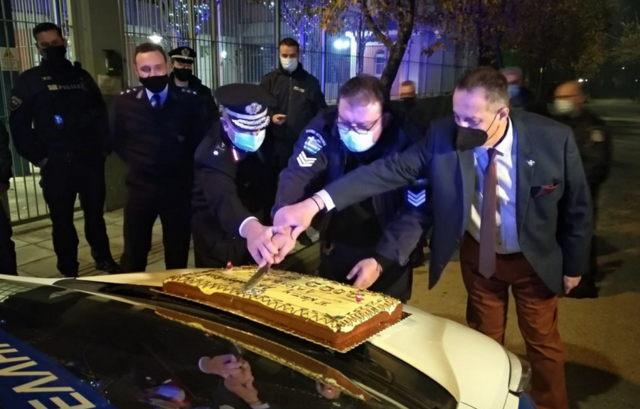 Λάρισα: Εκοψαν πρωτοχρονιάτικη πίτα πάνω στο καπό περιπολικού όπως κάθε χρόνο