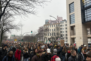 Μαζικές διαδηλώσεις στη Γερμανία κατά της υποχρεωτικής θητείας (Εικόνες και Βίντεο)