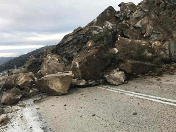 Περιφέρεια Αττικής: Παρεμβαίνει για την κατολίσθηση βράχων στον Δήμο Γαλατσίου