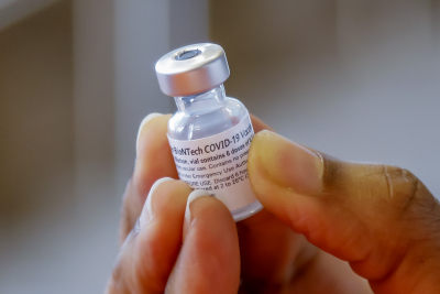 Μόσιαλος: «Εως και 100% η αποτελεσματικότητα του εμβολίου της Pfizer στη μετάλλαξη Δέλτα»