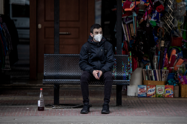 Έλληνας καθηγητής του Χάρβαρντ: «Μπαίνουμε σε ενδημική φάση, νέοι και υγιείς να επιστρέψουν στην κανονικότητα»