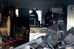 Εικόνες ολικής καταστροφής στην αποθήκη στο Περιστέρι - Κάηκε όλο το εμπόρευμα