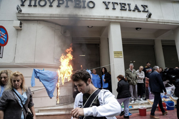 Κικίλιας: Εξετάζεται παράταση για τις συμβάσεις στις καθαρίστριες νοσοκομείων