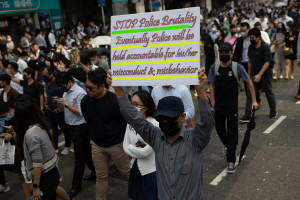 Χονγκ Κονγκ: Σε παράλυση για τέταρτη ημέρα - Βέλη από τους διαδηλωτές προς την Αστυνομία