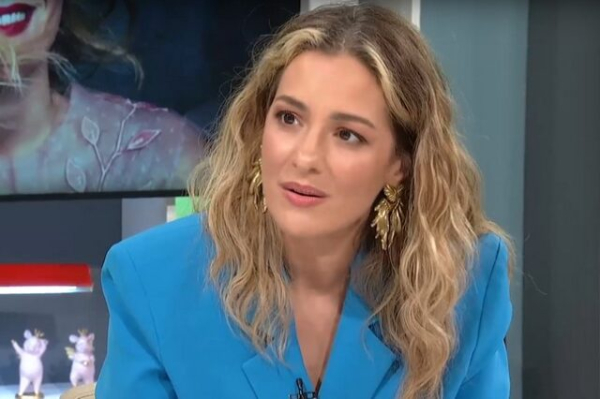 Νατάσα Μποφίλιου: Ποζάρει topless στην αφίσα για τις νέες της εμφανίσεις