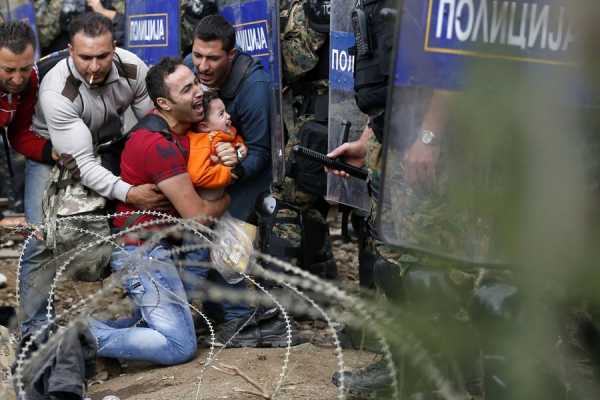 Σκόπια και Σερβία «έκλεισαν» τα σύνορα - Συνωστισμός στην Ειδομένη