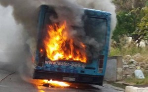 Φωτιά άρπαξε σχολικό λεωφορείο στη Ρόδο