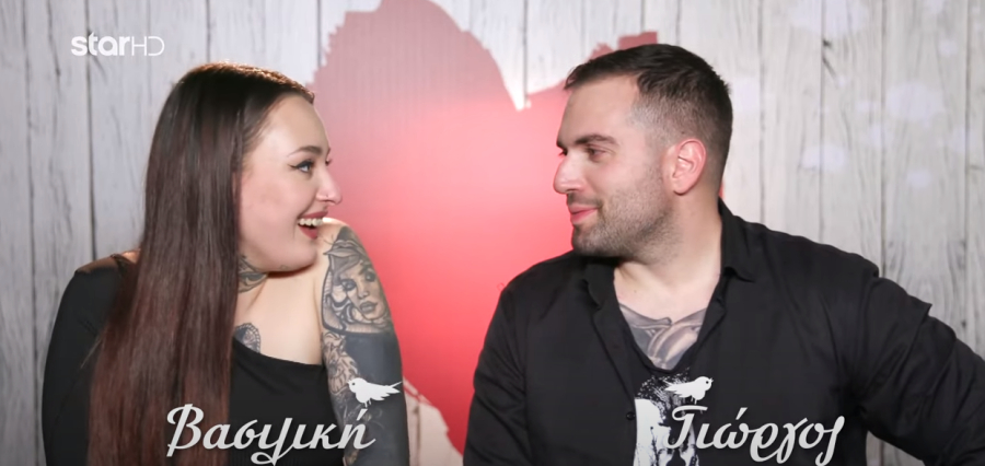 First Dates: Εκείνος την τάιζε γλυκό και εκείνη έστελνε μηνύματα σε άλλον
