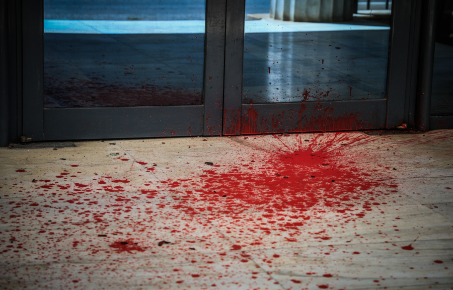 Επίθεση στο Διοικητικό Εφετείο Αθηνών με βαριοπούλες και μπογιές (εικόνες)