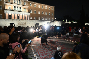 Συγκέντρωση στο Σύνταγμα για τα Τέμπη: Μαζί με τα 57 θύματα, δολοφονήθηκε και η Δημοκρατία (εικόνες-βίντεο)