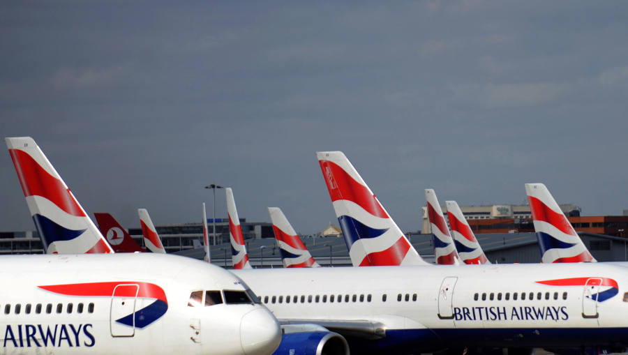 Χάος στα αεροδρόμια της Βρετανίας: Κατέρρευσε το σύστημα εναέριου ελέγχου, τεράστιες καθυστερήσεις σε όλες τις πτήσεις