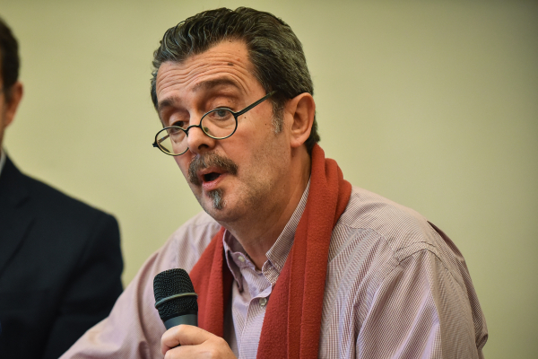 Οι τρεις προειδοποιούν, ο άλλος αυτοθαυμάζεται