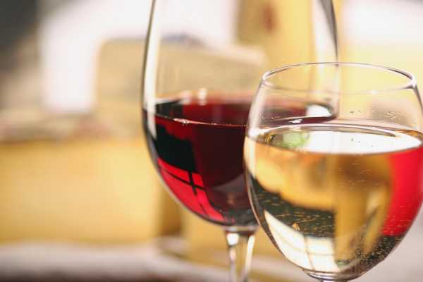 Μειώνεται στο μισό ο φόρος στο κρασί και εξαιρούνται τα εξαγόμενα ελληνικά κρασιά