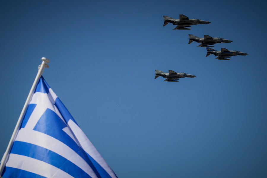 «Έσκισαν» τον Αττικό ουρανό πολεμικά αεροσκάφη, βίντεο με τις δοκιμαστικές πτήσεις ενόψει 25ης Μαρτίου