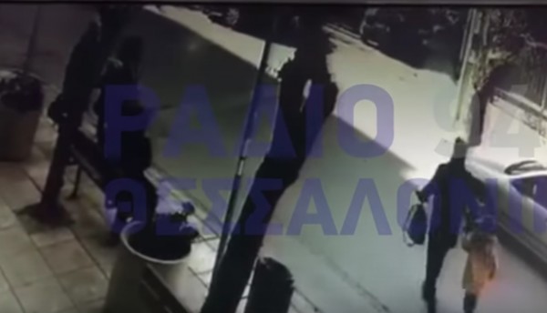 Tεράστια λαμαρίνα φεύγει από νηπιαγωγείο και προσγειώνεται στον δρόμο