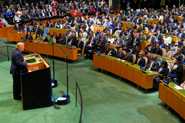 Τραμπ: Ξανάρχισε ο διάλογος με το Ιράν ενώ απειλεί ξανά με «αφανισμό»