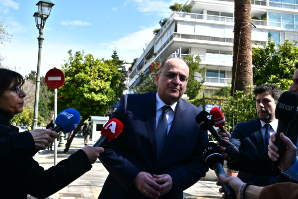 Η κυβέρνηση στηρίζει τον Μακάριο Λαζαρίδη για το πτυχίο και τον διορισμό