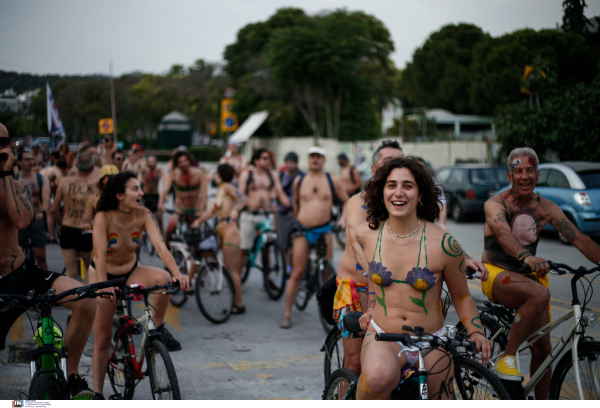 Δεκάδες γυμνοί ποδηλάτες «πλημμύρισαν» τους δρόμους της Θεσσαλονίκης