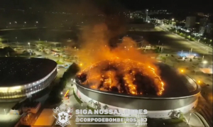 Μεγάλη φωτιά στο ποδηλατοδρόμιο του Ρίο ντε Τζανέιρο, καταστράφηκε η οροφή (Εικόνες και βίντεο)