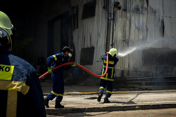 Φωτιά τώρα σε κτίριο στην Αθήνα - Απεγκλωβίστηκαν άτομα από την Πυροσβεστική