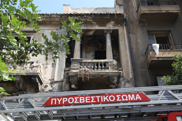 Φωτιά σε κτίριο στην Αθήνα - Απεγκλωβίστηκαν άτομα από την Πυροσβεστική