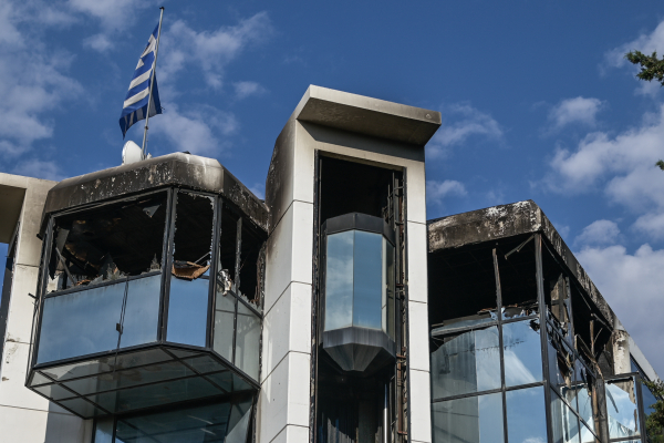 Βίντεο από την εμπρηστική επίθεση στην Real: Καρέ-καρέ οι κινήσεις των δραστών