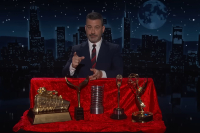 Ο Τζίμι Κίμελ, αλά Ματσάδο, χαρίζει όλα τα βραβεία του στον Τραμπ (Βίντεο)