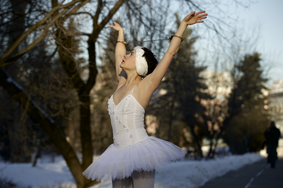 H μπαλαρίνα Alexandra Portyannikova σε δράση της Διεθνούς Αμνηστία στη Μόσχα